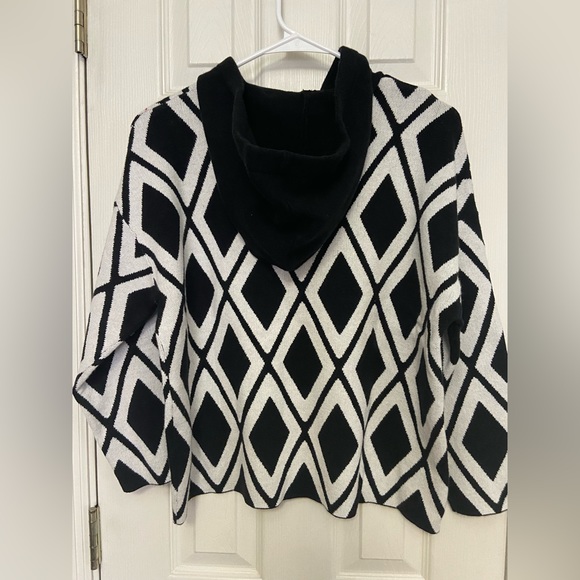 Super soft geometric hooded sweater - Picture 2 of 4
